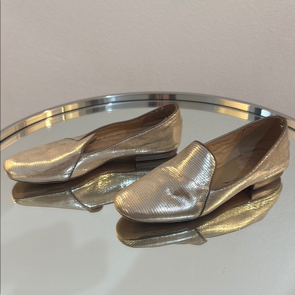 Naturalizer Gold Flats for Effortless Elegance - Picture 1 of 5